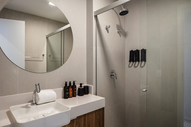 Térreo com Piscina Privativa, Muro Alto, by Sintta